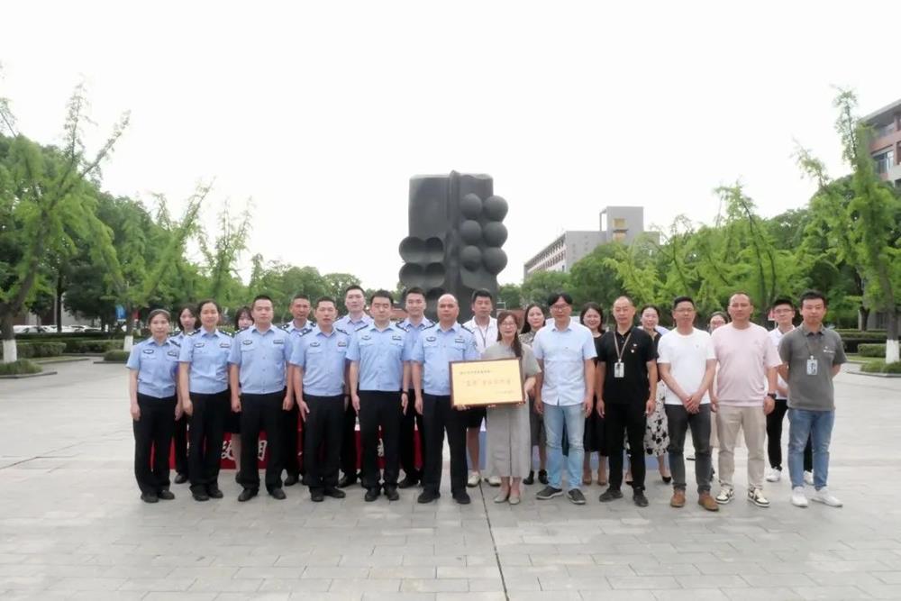 7b94b269f24448cb8d53f6d2b3df7e75.jpg 7b94b269f24448cb8d53f6d2b3df7e75.jpg